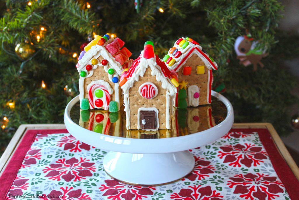 DIY Gingerbread House Kit! Includes decorations, gingerbread house ideas and a free printable topper! Each kit makes to graham cracker gingerbread houses. Host a party or give them out to friends & family! #gingerbread #house #kit #ideas #decorations