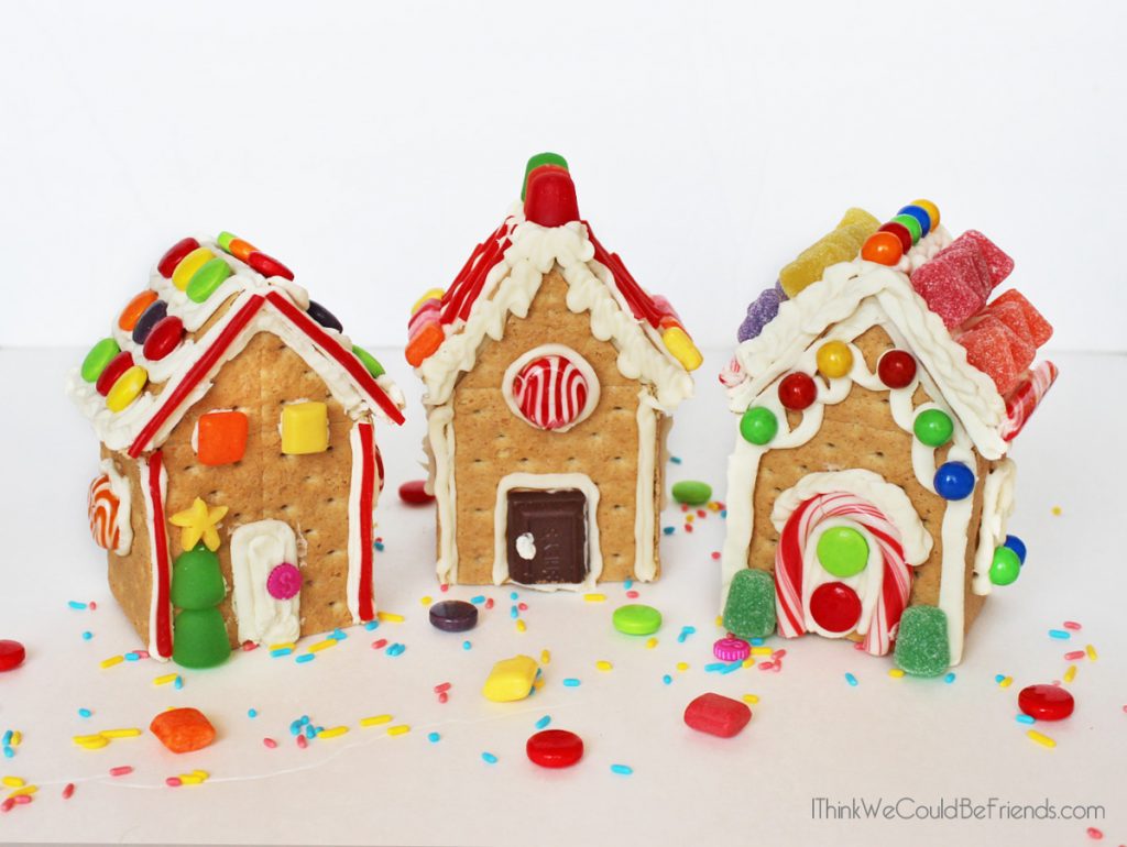 DIY Gingerbread House Kit! Includes decorations, gingerbread house ideas and a free printable topper! Each kit makes to graham cracker gingerbread houses. Host a party or give them out to friends & family! #gingerbread #house #kit #ideas #decorations