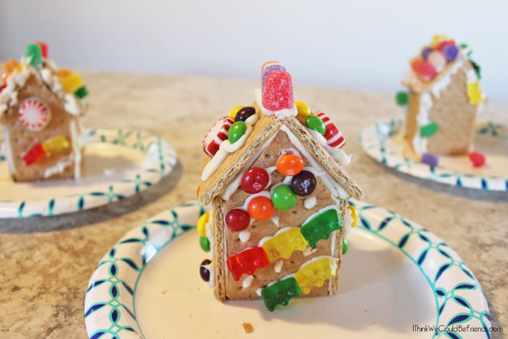 DIY Gingerbread House Kit! Includes decorations, gingerbread house ideas and a free printable topper! Each kit makes to graham cracker gingerbread houses. Host a party or give them out to friends & family! #gingerbread #house #kit #ideas #decorations